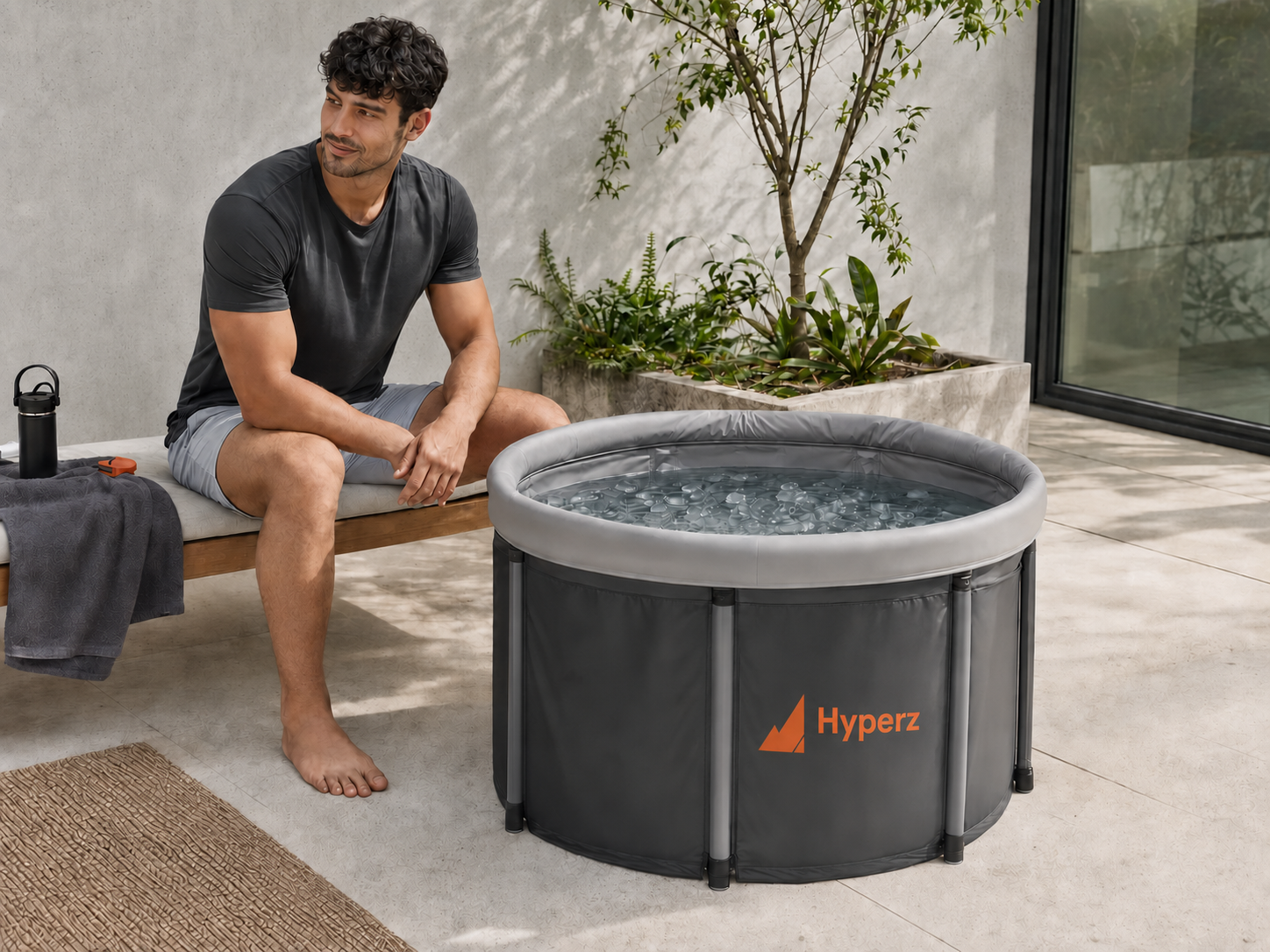 Tina plegable Hyperz para baño de hielo en un espacio de recuperación con muro de concreto